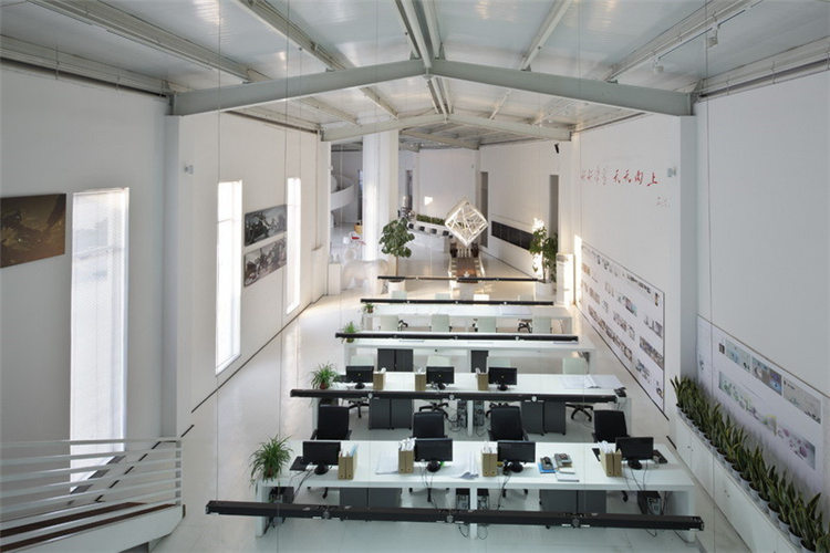 白色loft风格大空间办公室装修设计